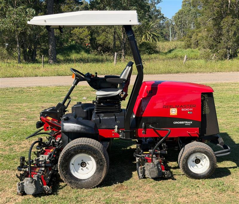 Photo 5. Toro Reelmaster 5010-H cross trax hybrid AWD reel cylinder fairway diesel mower