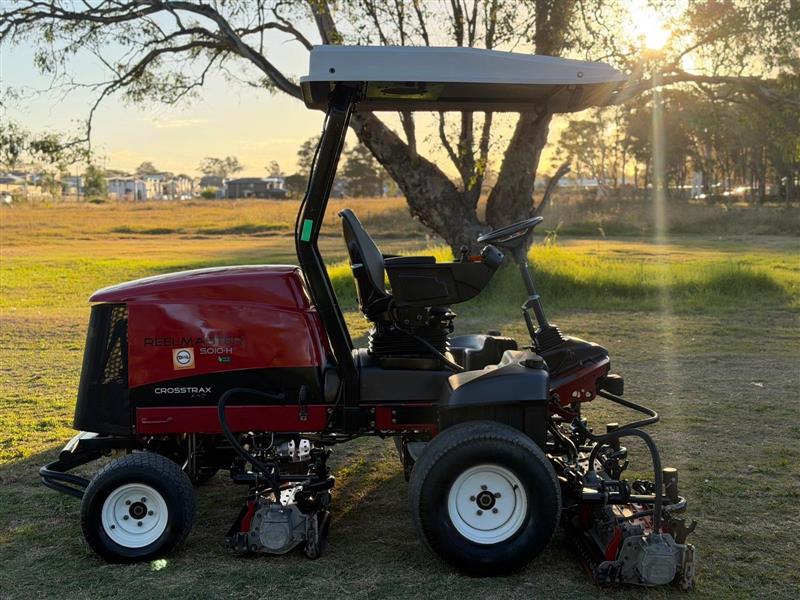 Photo 2. Toro Reelmaster 5010-H Cross Trax Hybrid AWD reel cylinder fairway greens commercial diesel mower
