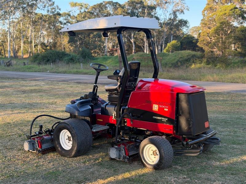 Photo 3. Toro Reelmaster 5010-H Cross Trax Hybrid AWD reel cylinder fairway greens commercial diesel mower