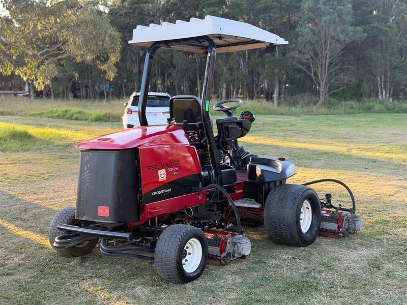 Photo 4. Toro Reelmaster 5010-H Cross Trax Hybrid AWD reel cylinder fairway greens commercial diesel mower