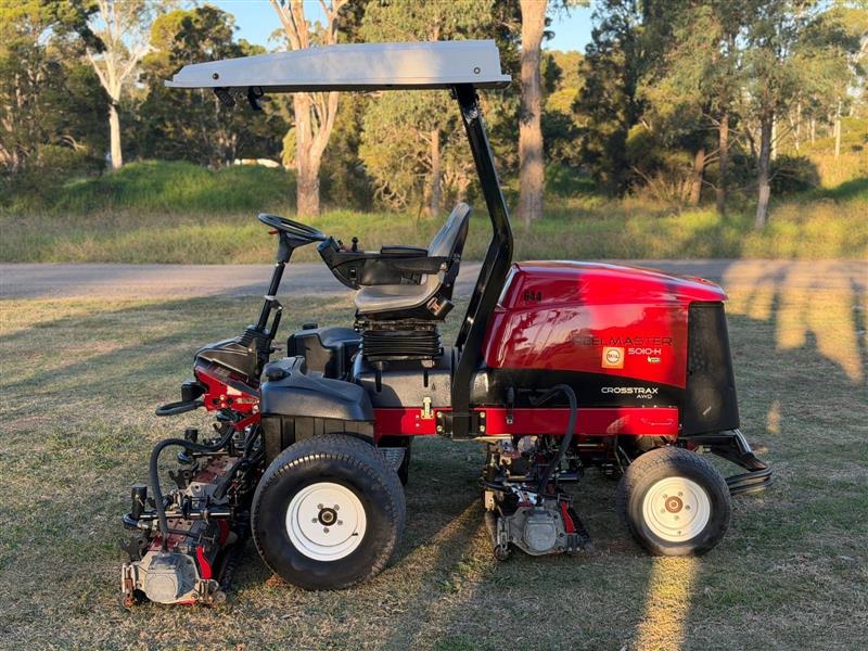 Photo 5. Toro Reelmaster 5010-H Cross Trax Hybrid AWD reel cylinder fairway greens commercial diesel mower