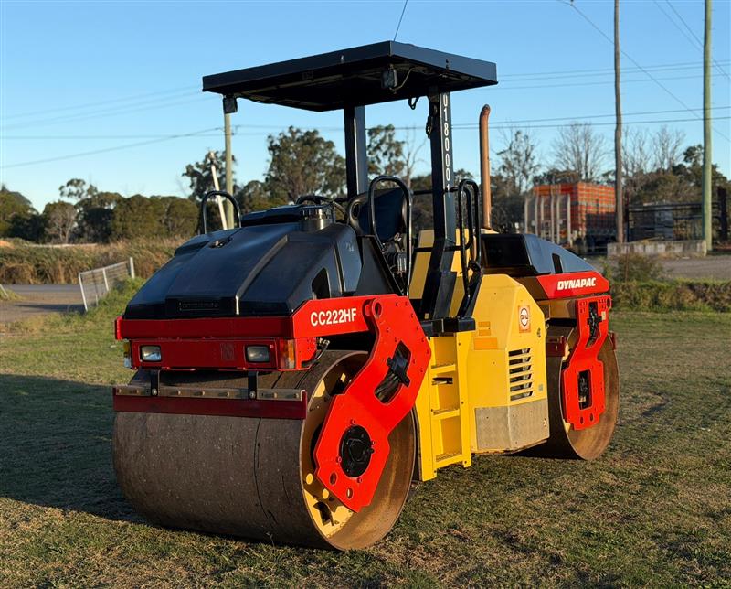 Photo 2. Dynapac CC222HF 7.7T smooth drum roller