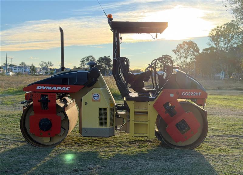 Photo 3. Dynapac CC222HF 7.7T smooth drum roller