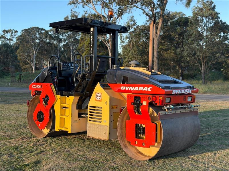 Photo 4. Dynapac CC222HF 7.7T smooth drum roller
