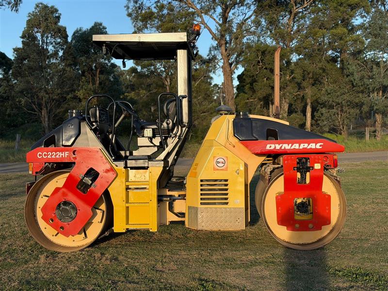 Photo 5. Dynapac CC222HF 7.7T smooth drum roller