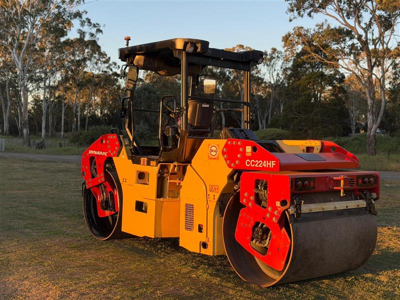 Photo 2. Dynapac CC224HF 8.1T smooth drum roller