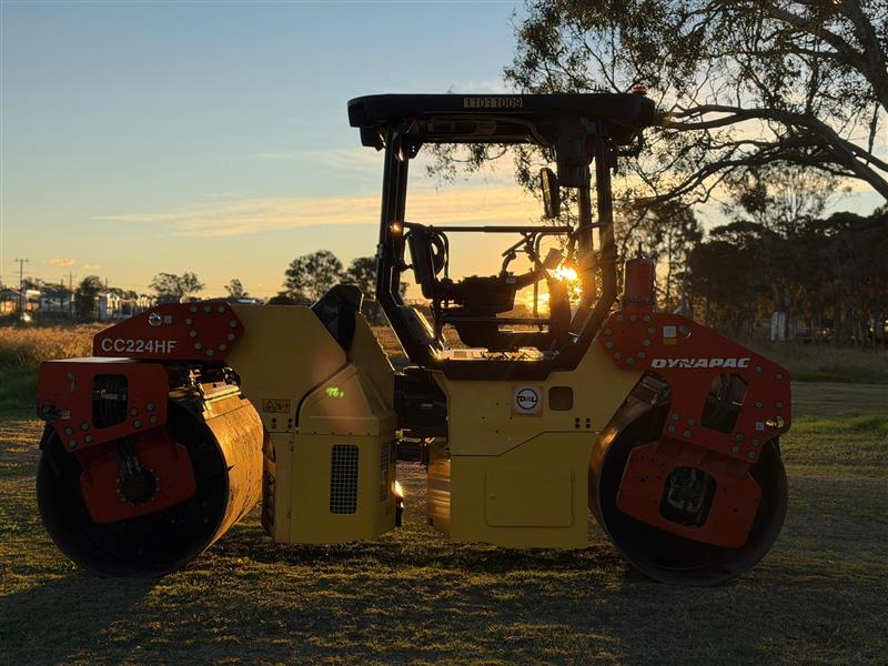 Photo 3. Dynapac CC224HF 8.1T smooth drum roller