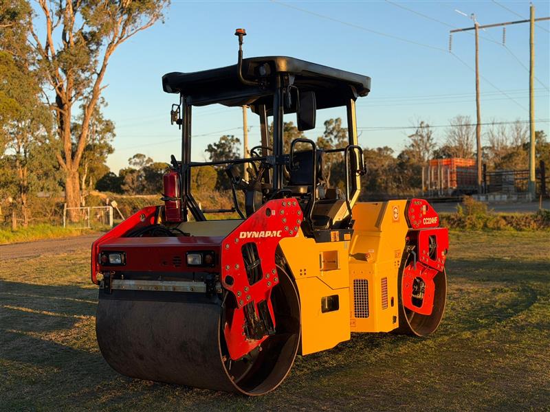 Photo 4. Dynapac CC224HF 8.1T smooth drum roller