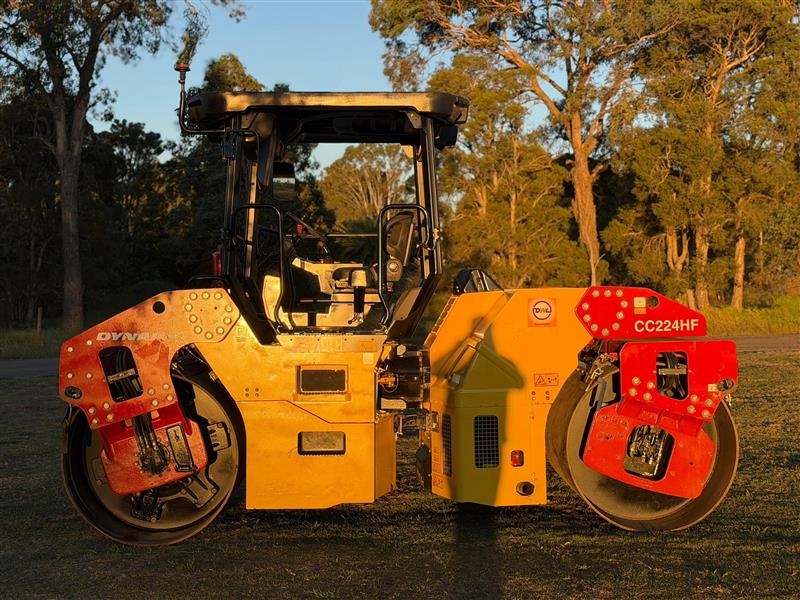 Photo 5. Dynapac CC224HF 8.1T smooth drum roller