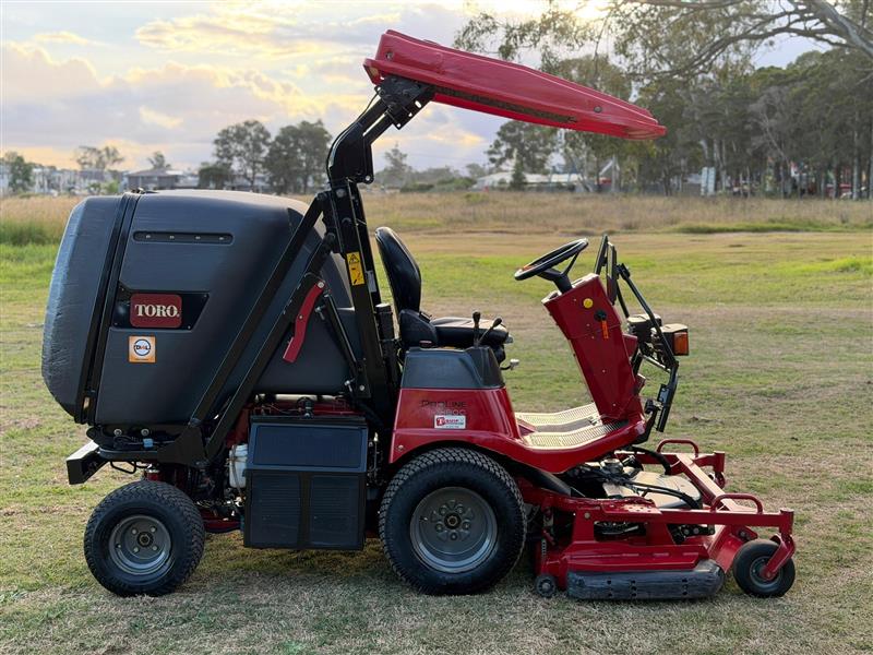 Photo 2. Toro Proline H800 high dump catcher mower