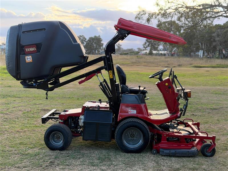 Photo 3. Toro Proline H800 high dump catcher mower