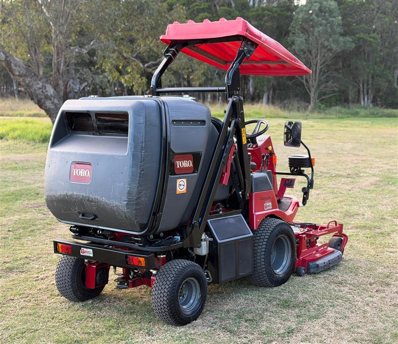 Photo 4. Toro Proline H800 high dump catcher mower