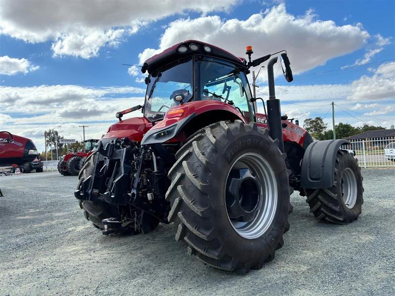 Photo 3. Case IH Magnum 340 tractor