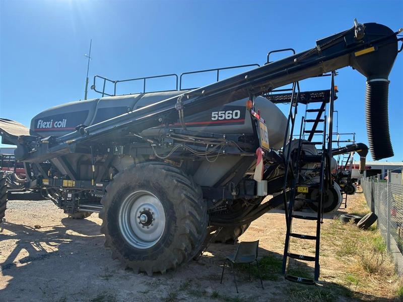 Photo 5. Flexi-Coil 5560 tbh airseeder