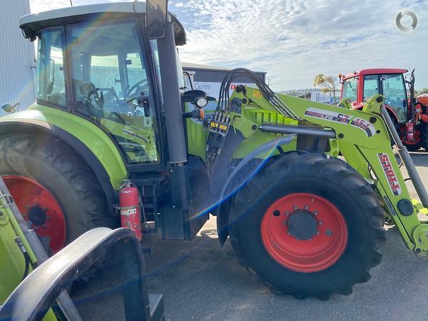 Photo 3. Claas Arion 630 tractor