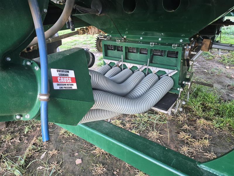 Photo 5. Simplicity TQS2-12000 Air Cart