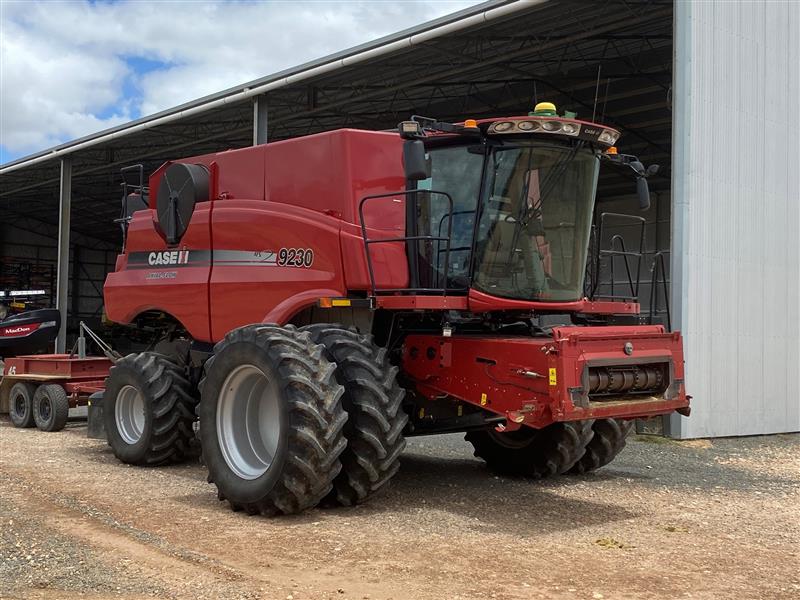 CASE IH 9230 combine harvester