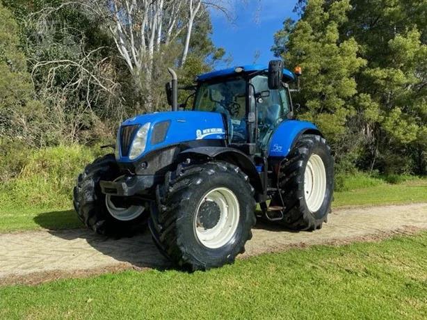 NEW HOLLAND T7.235 tractor