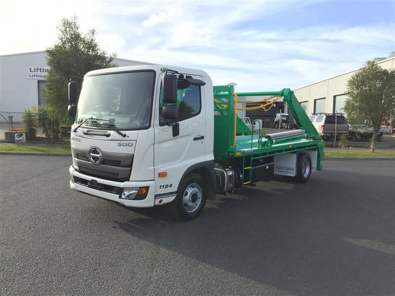 Photo 1. Hino FC 1124 Hooklift/Bi Fold