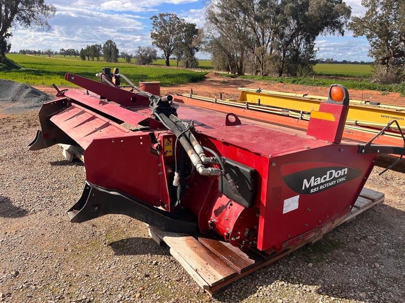 MACDON R85 mower conditioner