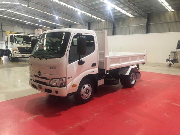 Photo 1. Hino 616 - 300 Series Tipper