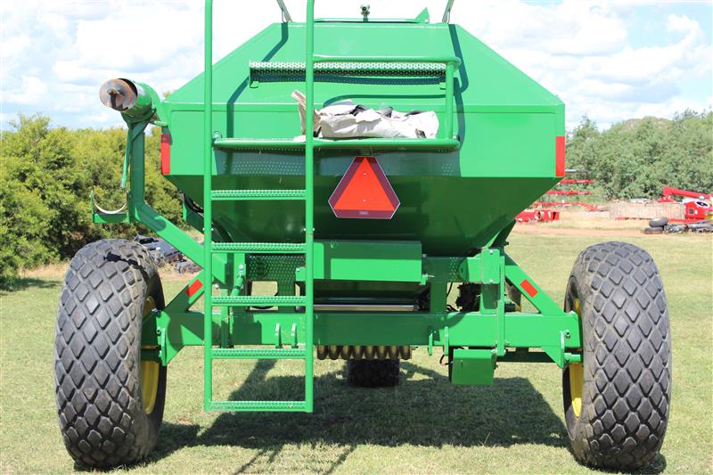 Photo 2. John Deere 787 Flexi Coil airseeder