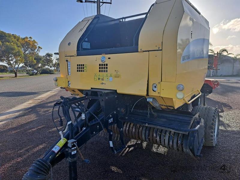 Photo 1. New Holland BR7060 Round Baler