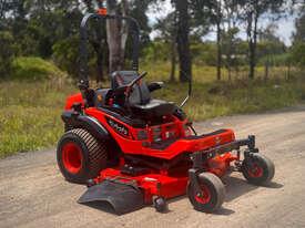 Kubota ZG332 Zero Turn Lawn Equipment