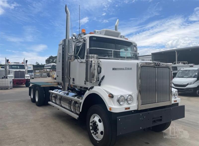 Photo 1. Western Star 4864FXC prime mover