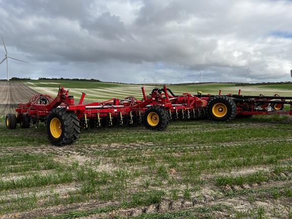 Photo 1. Bourgault 3335-24m & L9950 airseeder