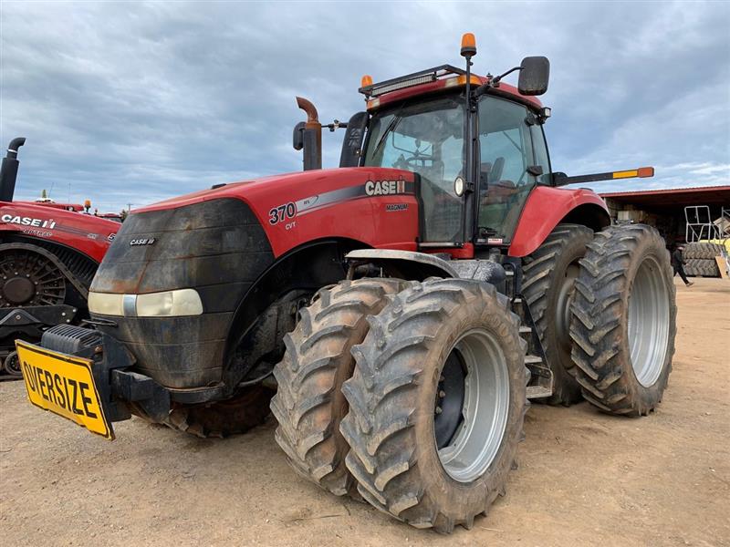 Photo 1. Case IH Magnum 370 CVT tractor