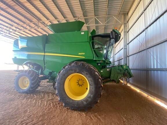 Photo 1. John Deere S670 + 640D combine harvester