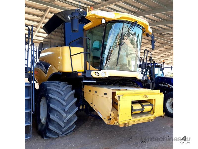 New Holland CR960 combine harvester with 39 honey bee front