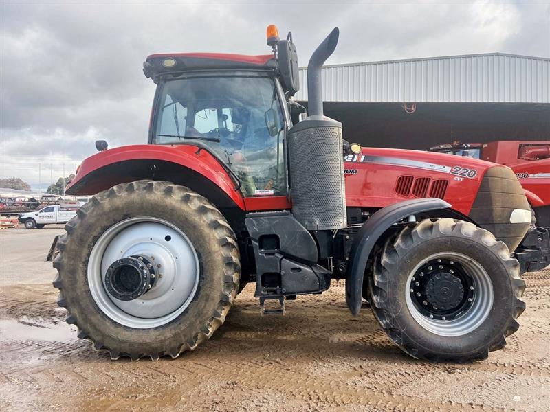 Photo 1. Case IH Magnum 220 tractor