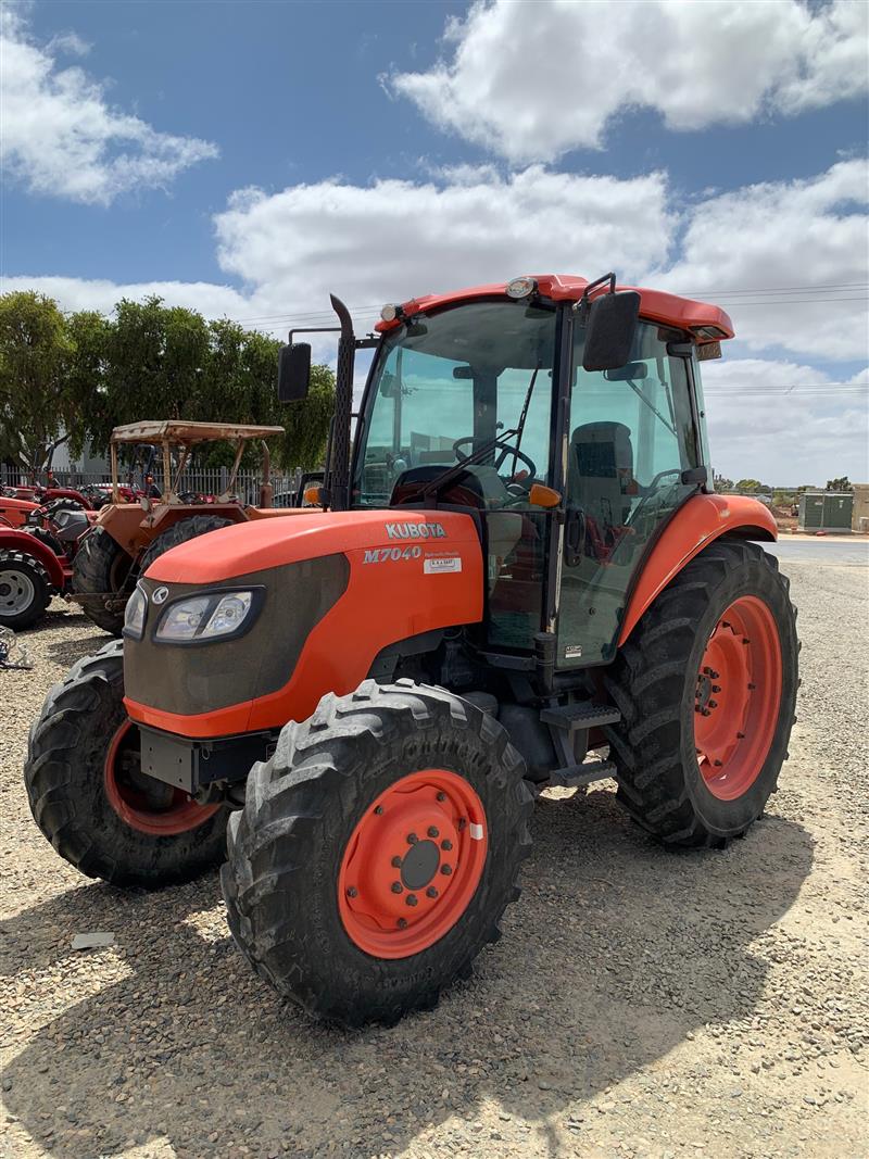 Kubota M7040 DHC tractor