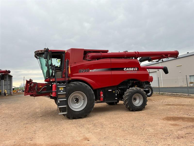 Case IH 8240 combine harvester