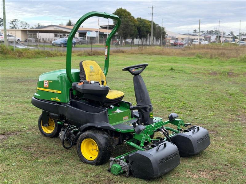 John Deere 2500E ride on green cylin...
