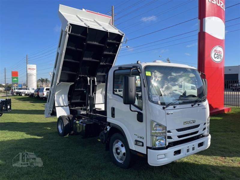 Isuzu NPR75-190 truck