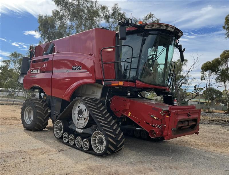 Case IH 8250 on track + MacDon D140 ...