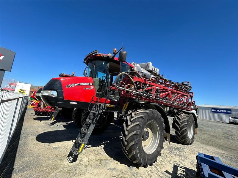 Case IH 4430 self propelled sprayer