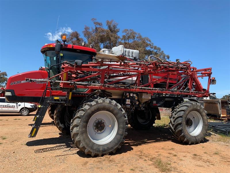 Case IH 4430 self propelled sprayer