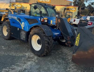 New Holland LM742 telehandler