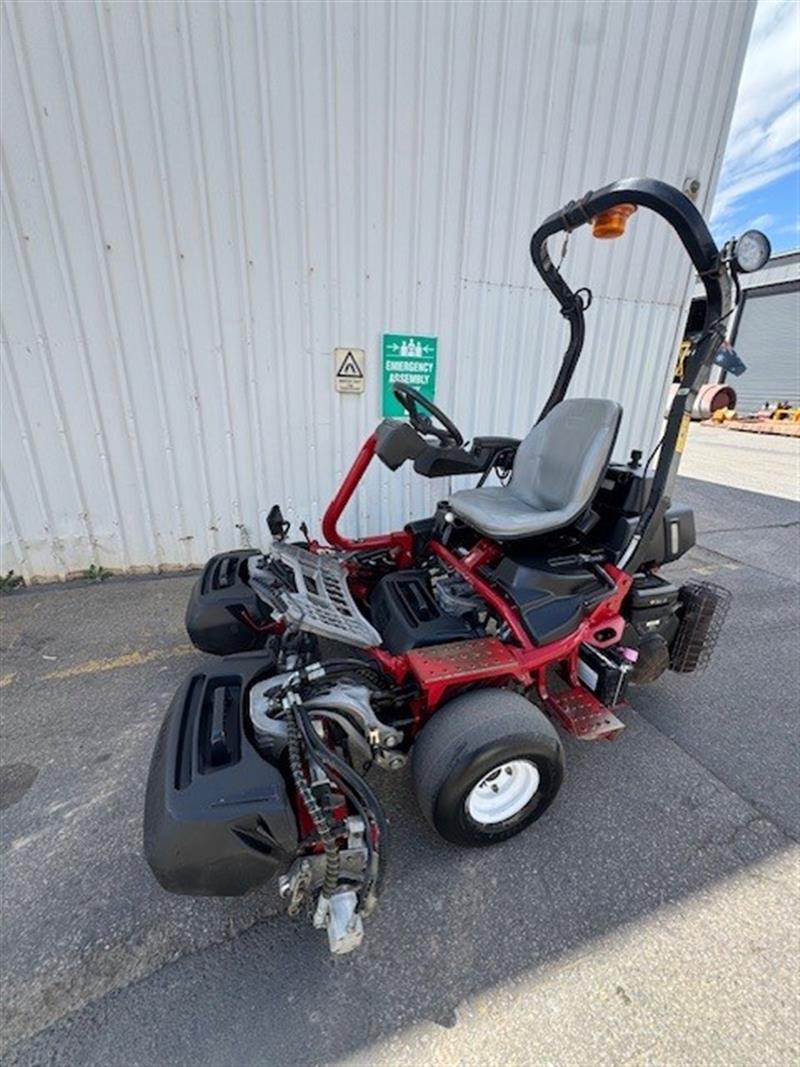 Toro Greenmaster Triflex 3300 greens mower