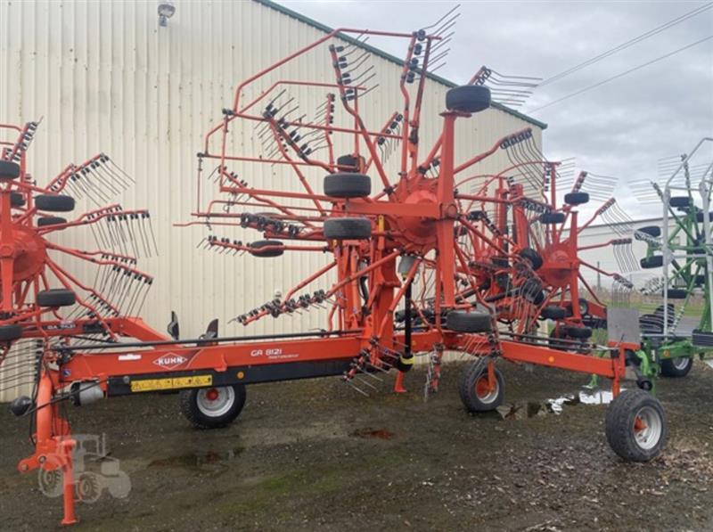 Kuhn GA8121 hay rake