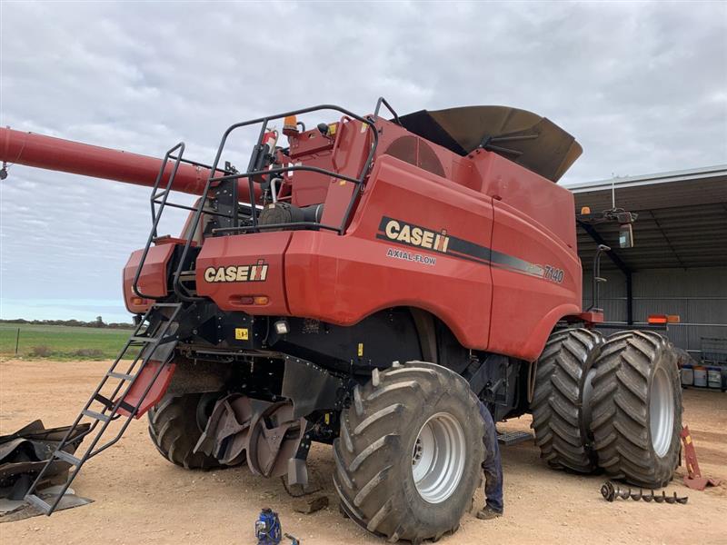 Photo 1. Case IH 7140 combine harvester