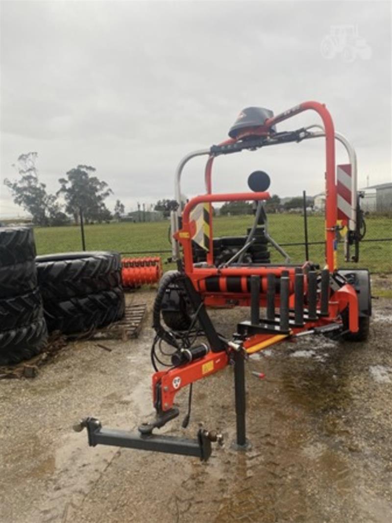 Photo 1. Kuhn RW1810 bale wrapper