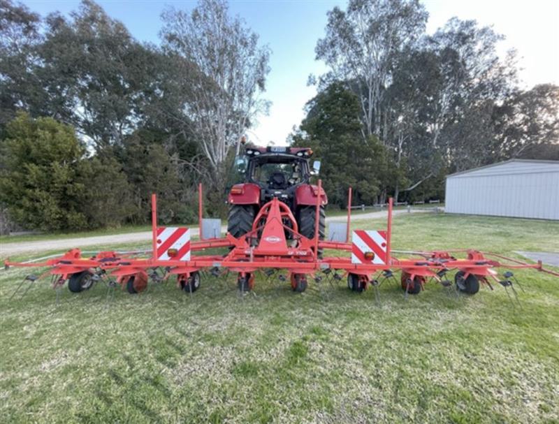 Kuhn GF7702 tedder