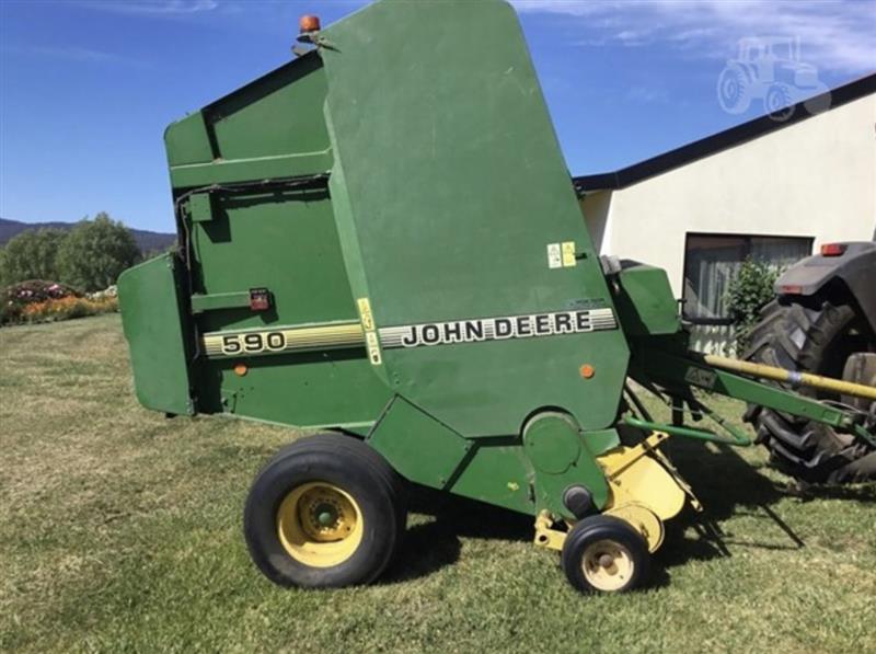 John Deere 590 round baler