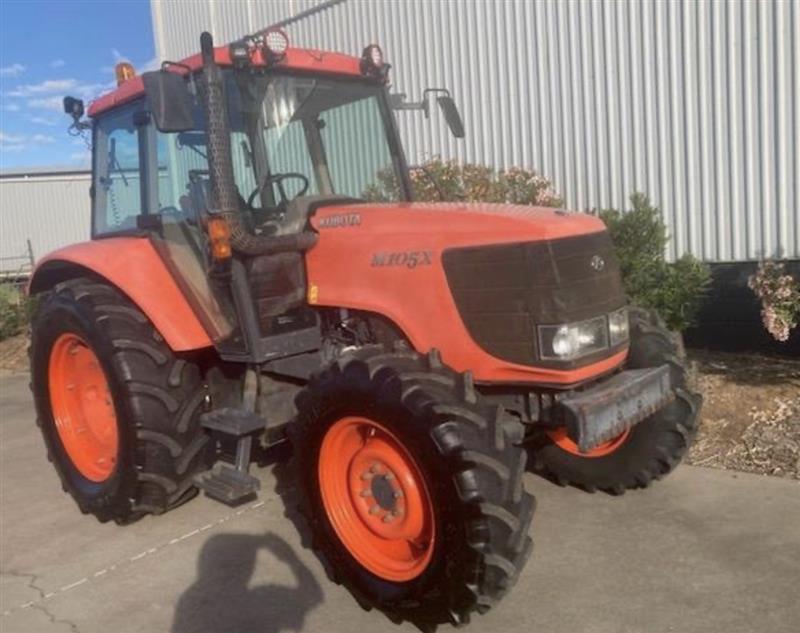 Kubota M105X tractor