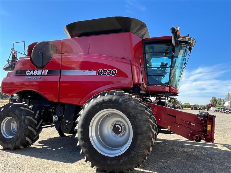 Case IH 8230 combine harvester